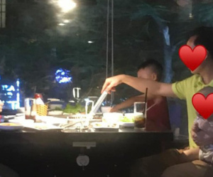 Cô vợ khiến cả nhà hàng ngưỡng mộ vì cưới được ông chồng đảm đang, một tay chăm cả 2 đứa con cho vợ ngồi thảnh thơi xơi nước