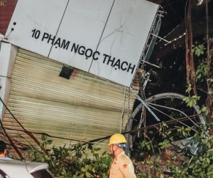 Hà Nội: Cây cổ thụ đè sập 2 cửa hàng thời trang trên phố Phạm Ngọc Thạch, người dân la hét thất thanh