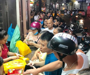 Bất chấp mưa bão, người dân đổ xô xếp hàng 'săn' bánh trung thu