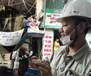 Cận cảnh quá trình lấy mẫu không khí quanh Công ty bóng đèn phích nước Rạng Đông