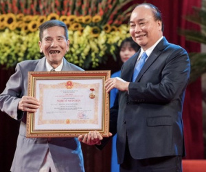 NSND Trần Hạnh: Mắt hỏng, 3 lần cúi thấp người cảm ơn và bước chân run rẩy lên nhận danh hiệu