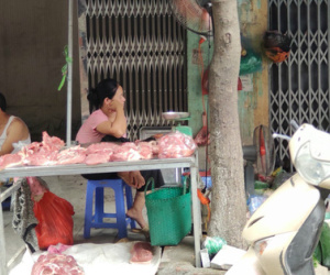 Hậu cháy xưởng Rạng Đông: Chủ tiệm ăn ngán ngẩm vì ế khách, khẩu trang chống độc bỗng chốc đắt hàng