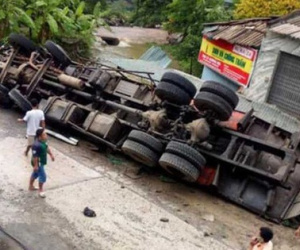 Bố tử vong trong chiếc xe tải lật ngửa, con là tài xế bị thương