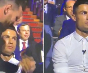 Cười nghiêng ngả với biểu cảm cực đắt giá của Ronaldo khi chứng kiến Messi ẵm danh hiệu cao quý ngay trước mắt