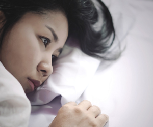Sốt ruột trở về nhà vì con ốm, tôi đau điếng khi vô tình nghe lén được lời thủ thỉ của cô giúp việc nói bên giường con trai mình