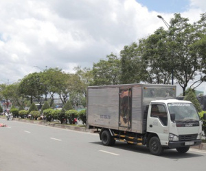 Va chạm với xe máy Go-Viet, khách nữ GrabBike ngã ra đường bị xe tải cán tử vong, tài xế hoảng loạn