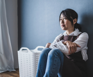 Vừa nhìn thấy tôi, em gái người yêu liền chạy vào nhà lấy giỏ trứng ném tới tấp, còn tôi cũng bỏ chạy thục mạng vì xấu hổ