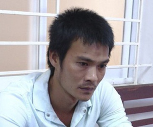 Vợ không đưa chìa khoá đi mua thuốc, chồng dùng rựa chém chết rồi tới công an đầu thú