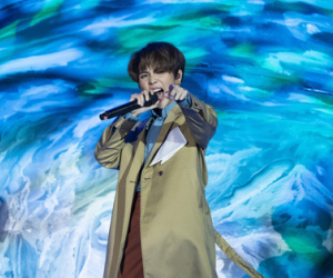Vũ Cát Tường 'chơi lớn' đem tiểu tinh cầu lên sân khấu, tiết lộ ca khúc mới trong liveshow tại Hà Nội
