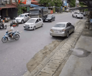 Video: Xe ben 'đại náo' giữa phố, đâm ít nhất 4 ô tô khiến người dân tức tốc tháo chạy