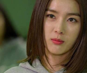 Nghi ngờ chồng cười tủm tỉm khi lén xem điện thoại, tôi lập mưu mở khóa rồi đứng hình trước sự thật 'kinh hoàng'