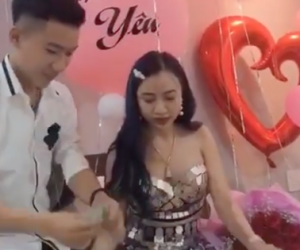 Chồng bí mật tổ chức sinh nhật cực ngọt ngào cho vợ, trầm trồ nhất là màn trao quà nhìn thôi cũng thấy đã mắt