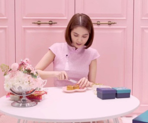 Mua bánh trung thu 6 triệu về ăn, Ngọc Trinh chê thẳng: 'Loại rẻ tiền còn ngon hơn'