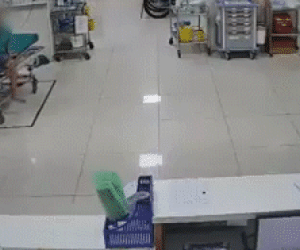 Video: Vừa vào cấp cứu, người đàn ông đã lao từ trên xe cáng xuống đánh 2 nữ điều dưỡng
