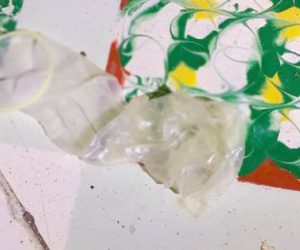 Đang đi cà phê với bạn, cô gái 'xám hồn' phát hiện dưới chân là một chiếc... bao cao su đã qua sử dụng