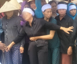 Xót xa cảnh người thân khóc ngất tiễn đưa các nạn nhân trong vụ thảm sát về nơi an nghỉ cuối cùng
