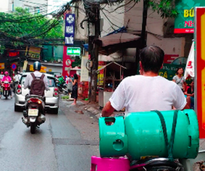 'Lạnh gáy' những cách chở gas nguy hiểm ở Hà Nội