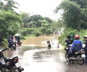 Mưa lớn, nhiều tuyến đường ở Quảng Bình và Quảng Trị bị chia cắt