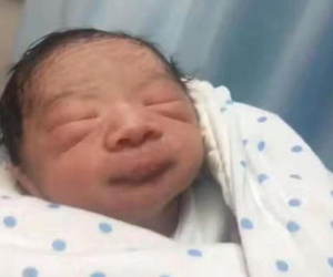 Sinh ra gương mặt nhăn nhúm như quả bí ngô, đến mẹ đẻ cũng gọi là 'ngoài hành tinh', em bé bỗng lột xác ngỡ ngàng chỉ sau nửa năm