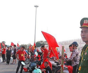 Công an Hà Nội 'chốt chặn' chống đua xe sau trận Việt Nam - Thái Lan