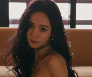 Cũng giống Song Hye Kyo, Dương Mịch hậu ly hôn càng ngày càng nóng bỏng, táo bạo diện váy quây khoe ngực đẫy đà