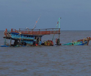 Sóng đánh chìm tàu cá, 1 người chết, 5 người mất tích