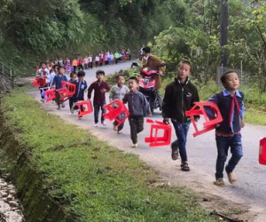 Khoảnh khắc xúc động: Những em bé vùng cao cầm ghế đi chân đất, chạy cả quãng đường xa để đến trường khai giảng