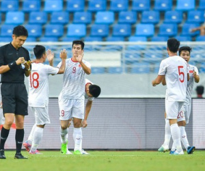 Fan Trung Quốc cay đắng: 'Bơi ra biển lớn làm gì, học ngay U22 Việt Nam kia kìa'