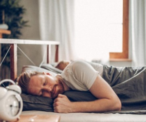 Người ngủ quá ít hoặc quá nhiều dễ lên cơn đau tim hơn người bình thường