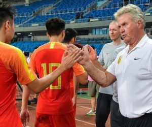 Thua Việt Nam, HLV Guus Hiddink buộc học trò thực hiện chế độ tập luyện chưa từng có