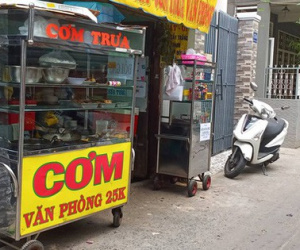 Bà chủ quán cơm tạt dầu sôi vào người hàng xóm gây thương tật 23%