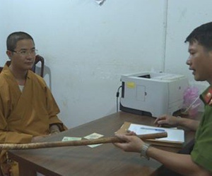 Không cho vượt, một thầy chùa đập phá xe con người đi đường
