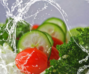 Nữ diễn viên giảm cân bằng cách ăn salad, kết quả 30 ngày không thể đi đại tiện