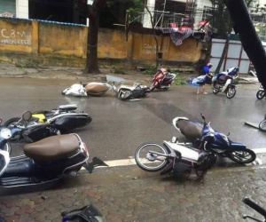 Mưa bão, xe máy hãy tránh xa các tòa nhà cao tầng