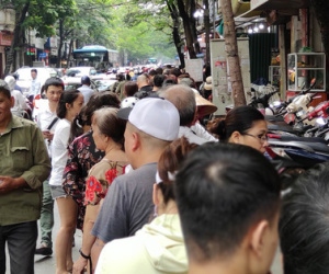 Đến hẹn lại lên, người Hà Nội chen nhau xếp hàng dài chờ mua bánh Trung thu Bảo Phương