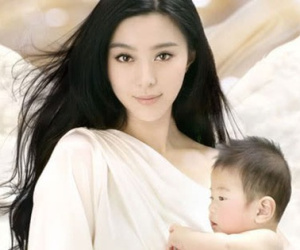 Rộ hình ảnh Phạm Băng Băng ôm con mừng ngày đầy tháng và sự thực phũ phàng đằng sau