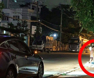 Bức ảnh xế ô tô bật đèn xe rọi thẳng vào hai mẹ con đang nhặt ve chai bên đường và sự thật đâu ai ngờ đằng sau đó