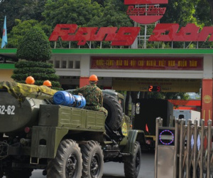 Binh chủng hoá học có mặt tại nhà máy Rạng Đông, bắt đầu tẩy độc kho xưởng sau sự cố cháy nổ