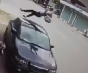 Clip: Nữ sinh đi xe đạp điện ngược chiều bị ô tô hất tung kinh hoàng, dư luận vừa thương lại vừa trách