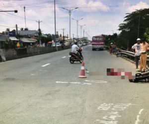 Mẹ bị xe khách cán tử vong, con ôm thi thể mẹ gào khóc giữa đường
