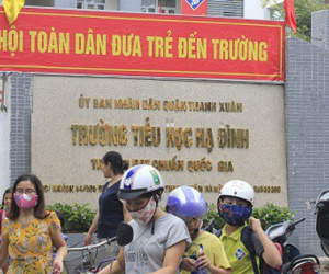 Sau vụ cháy Rạng Đông, học sinh trường Hạ Đình đeo khẩu trang kín mít đi học