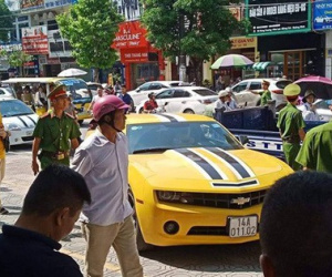 Danh tính chủ xe sang Camaro bị CSGT Quảng Ninh cầm súng AK chọc vỡ kính