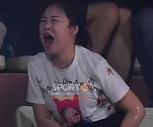 Chồng nữ CĐV trúng pháo: 'Tôi quá sốc và không dám nhìn vào vết thương của vợ, nó quá kinh khủng'