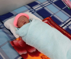 Phát hiện bé sơ sinh trong bọc ni lông bên đường