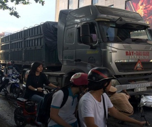 Va chạm với xe container, 2 nữ sinh thương vong