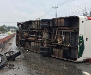 Kinh hoàng cảnh tượng xe khách văng bánh, lật nhào, 26 hành khách kêu cứu