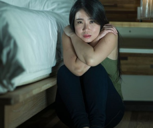 Vừa ngả lưng lên giường, mặt tôi như cắt không còn giọt máu khi đối diện với đôi mắt trong bức ảnh đang chĩa thẳng vào mình
