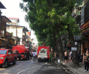 Hà Nội: Cháy cửa hàng trên phố Đê La Thành, hàng chục người nhảy xuống mái tôn nhà hàng xóm để thoát thân
