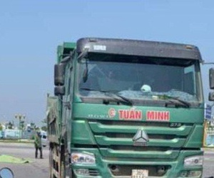 Xe 'hổ vồ' tông, cán chết 2 người đi xe máy