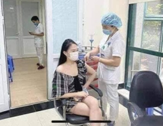 Hoa khôi khoe được tiêm vắc-xin Pfizer nhờ 'ông ngoại' bị phạt 12,5 triệu đồng